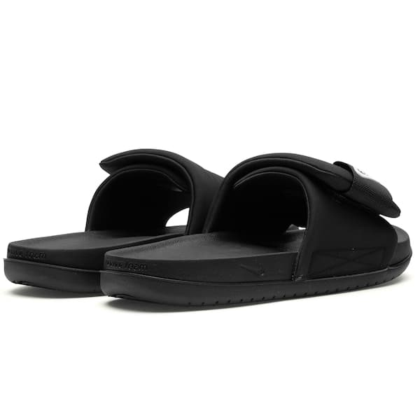 Nike Offcourt Adjust Slide Adulto em preto, com ajuste de fivela e sola de borracha.