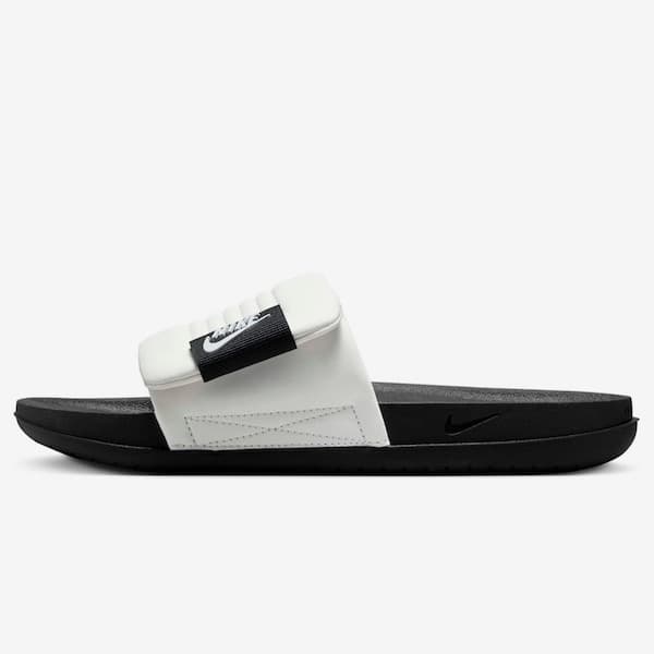 Chinelo Nike Offcourt Adjust Slide para adultos, preto e branco, com ajuste de fivela.