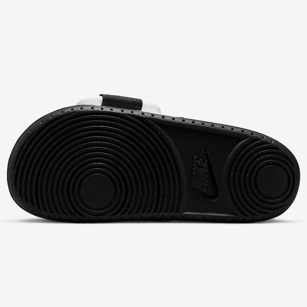 Detalhe da sola preta do chinelo Nike Offcourt Adjust Slide, com logo Nike.