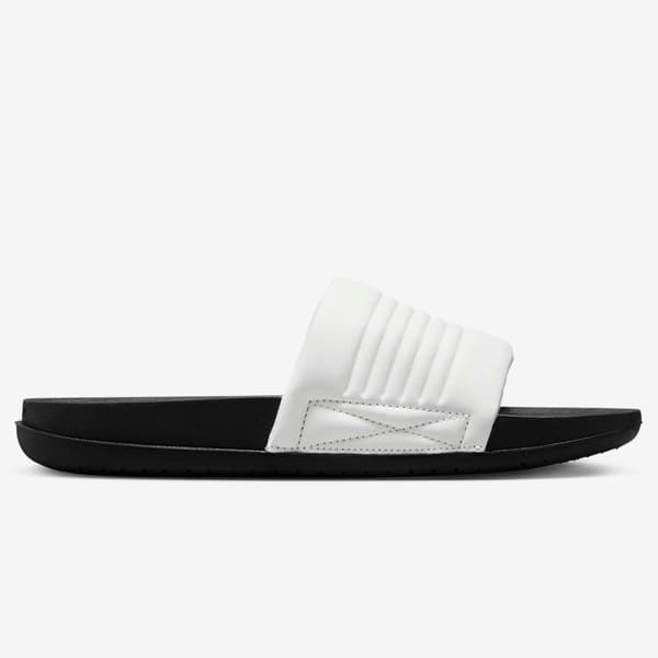 Detalhe da parte superior branca do chinelo Nike Offcourt Adjust Slide, com ajuste de fivela.