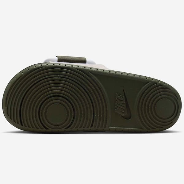Nike Offcourt Adjust Slide Sandal adulto com ajuste de tira, vista da sola verde.