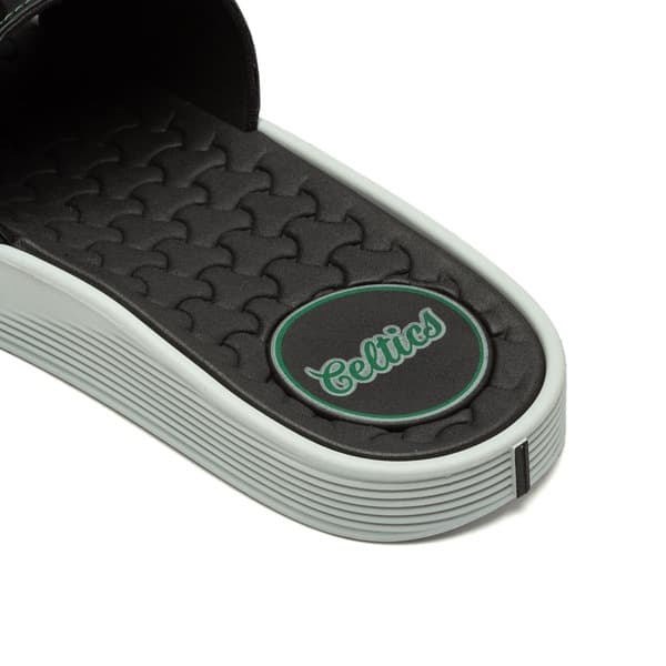 Detalhe do solado com logo Celtics na Grendene Rider Pump II NBA Slide Boston Celtics.