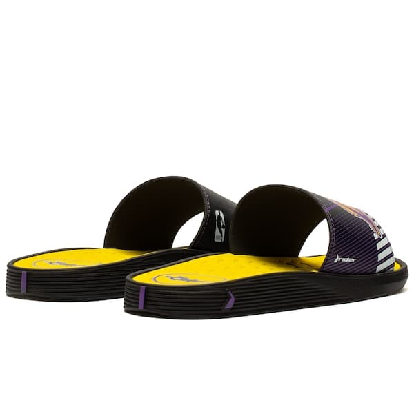 Chinelo slide Lakers Rider Pump II amarelo preto roxo com detalhes.