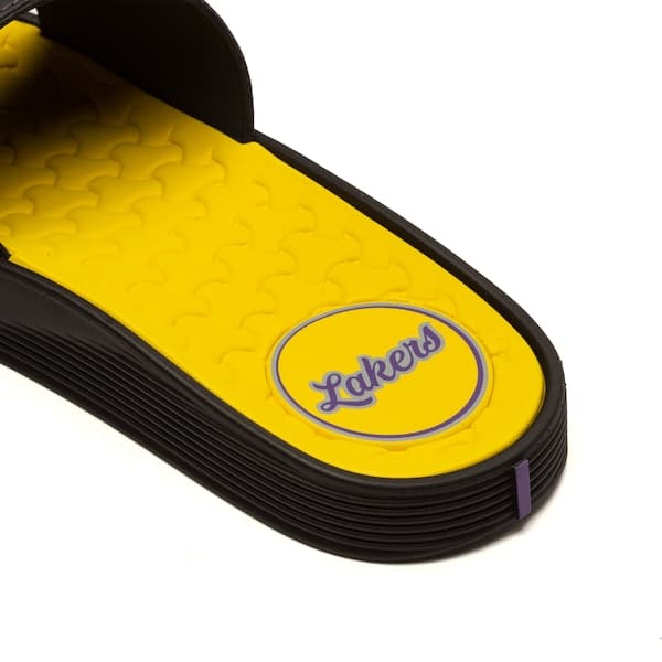 Detalhe da sola amarela e logotipo Lakers do chinelo Rider Pump II.
