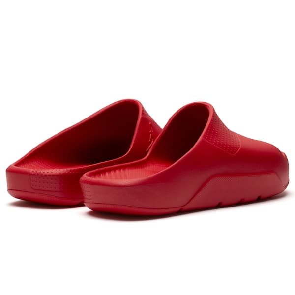Chinelo Jordan Post Slide vermelho com sola texturizada, confortável e estiloso.