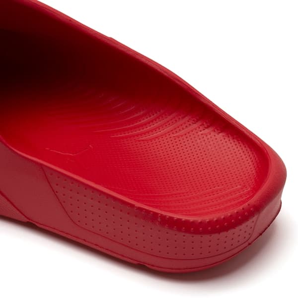 Detalhes da sola texturizada vermelha do chinelo Jordan Post Slide, com design ergonômico.