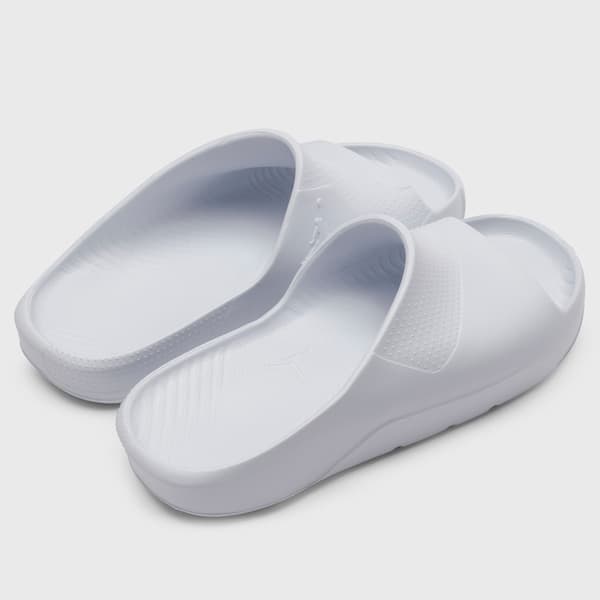 Sandália Nike Jordan Post Slide texturizada branca, mostrando design ergonômico.