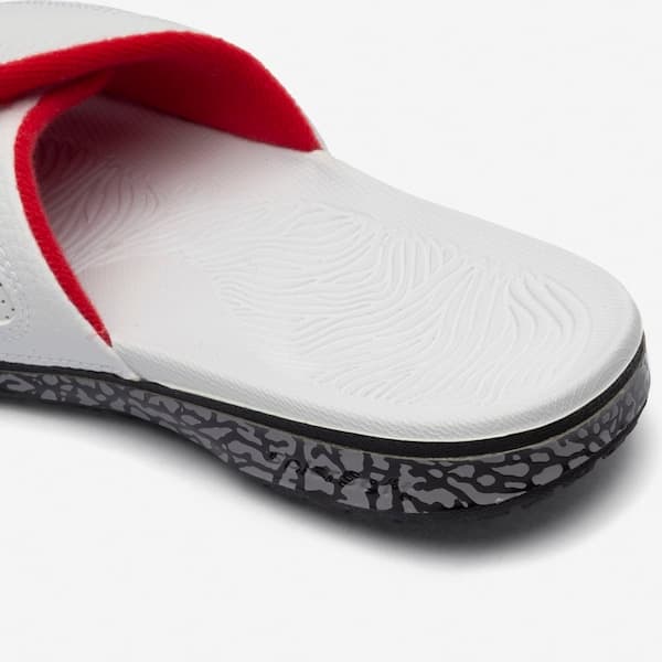 Detalhe da Jordan Hydro III Retro Slide Sandal branca e vermelha com logotipo Jordan.