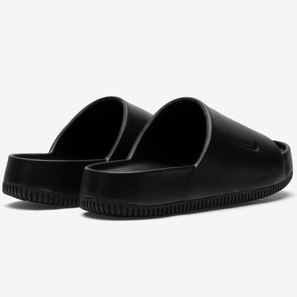 Par de Nike Calm Essential Slide Slip-On preto, couro, estilo minimalista, confortável.