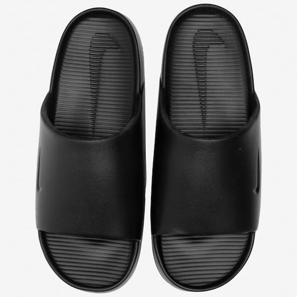 Detalhe da sola do Nike Calm Essential Slide Slip-On preto, couro, minimalista.