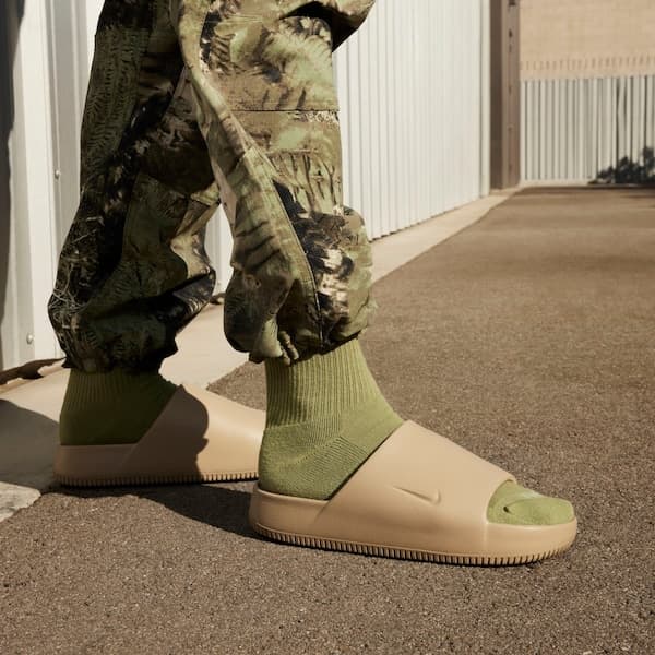 Chinelos Nike Calm Essential bege com sola texturizada