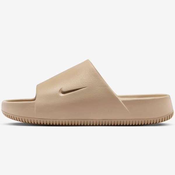 Sandália de slide Nike Calm Essential com sola texturizada, vista frontal em bege.