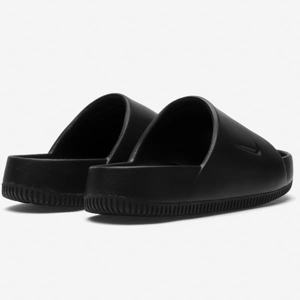 Nike Calm Essential Slide Sandal preta, mostrando a sola texturizada e o design minimalista.