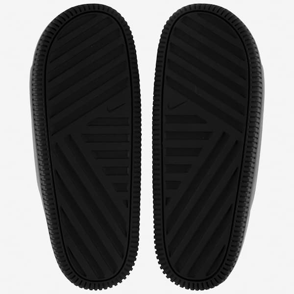 Detalhe da sola texturizada da Nike Calm Essential Slide Sandal preta, foco no design.