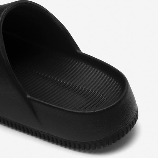 Detalhe interno da Nike Calm Essential Slide Sandal preta, mostrando a sola texturizada.