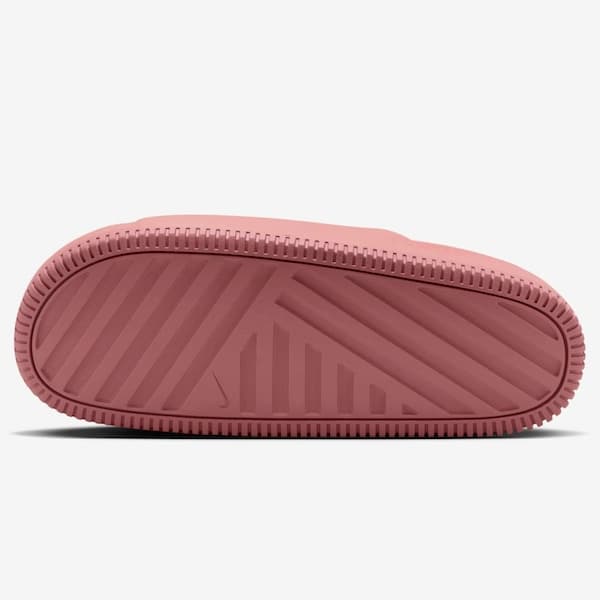Detalhe da sola texturizada da sandália de slide rosa Nike Calm Essential.