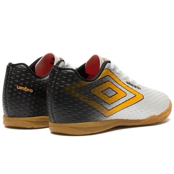 Par de Chuteiras Futsal Infantil Umbro Warskin, branco, preto e amarelo, com sola laranja.