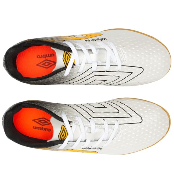 Par de Chuteiras Futsal Infantil Umbro Warskin, branco, preto e amarelo, com detalhes em laranja.