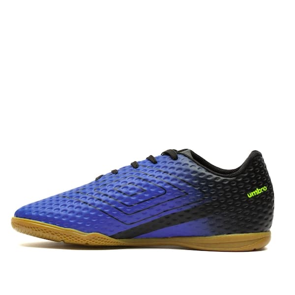 Detalhe da chuteira futsal infantil Umbro Warskin, com logo verde e azul.
