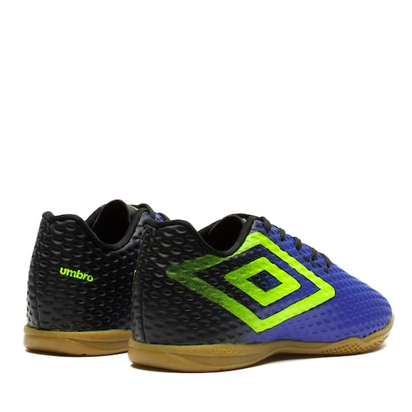 Par de chuteiras futsal infantil Umbro Warskin, azul e verde neon com sola amarela.