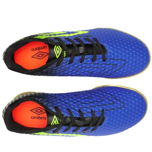 Detalhe das chuteiras futsal infantil Umbro Warskin, com detalhes em verde e vermelho.