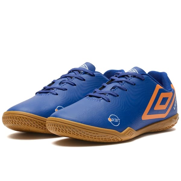 Chuteira Futsal Infantil Umbro Orbit azul e laranja com sola marrom