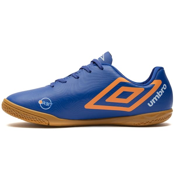 Chuteira futsal infantil Umbro Orbit, azul e laranja, com sola de borracha.
