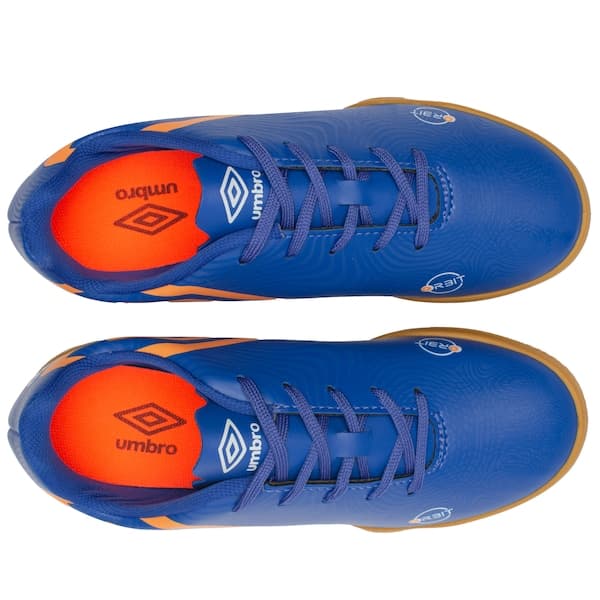 Par de chuteiras futsal infantil Umbro Orbit, azul e laranja, com visor e logo.