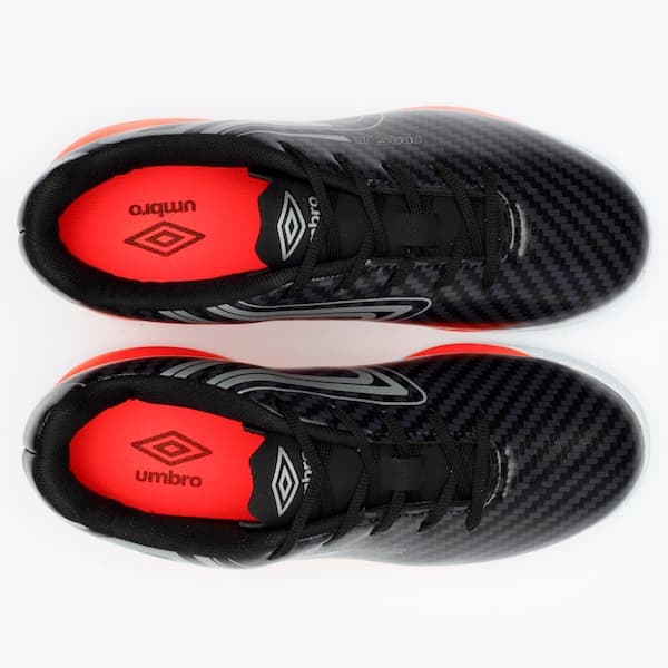 Par de chuteiras futsal infantil Umbro Pro 5, pretas com detalhes em cinza e laranja.