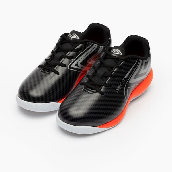 Par de chuteiras futsal infantil Umbro Pro 5, pretas com sola laranja e cinza.