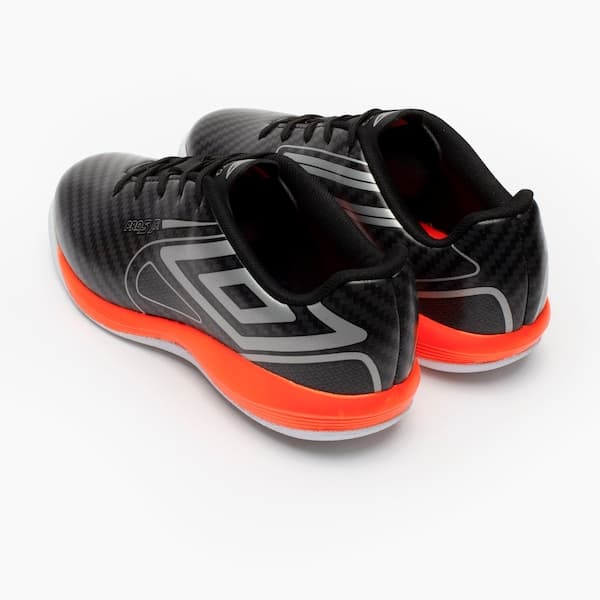 Par de chuteiras futsal infantil Umbro Pro 5, pretas com detalhes em cinza e laranja.