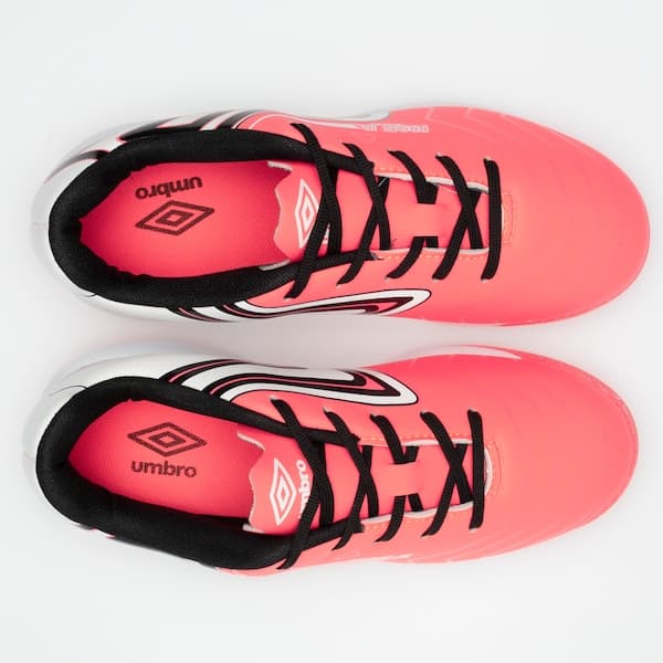 Par de chuteiras futsal infantil Umbro Pro 5 rosa, com detalhes em preto e branco.