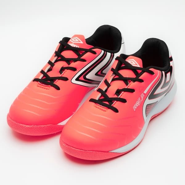 Chuteira futsal infantil Umbro Pro 5 rosa, com design dinâmico e estampa preta e branca.