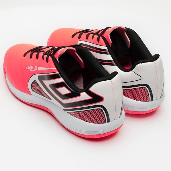 Par de chuteiras futsal Umbro Pro 5 rosa e branco, com sola rosa e detalhes em preto.
