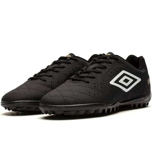 Chuteira de futebol Umbro Neo Striker Orbit preta com logo branco e detalhes dourados
