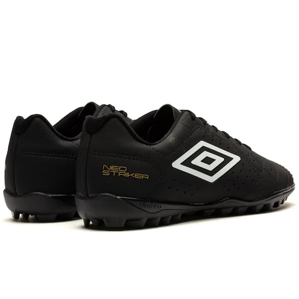 Par de tênis de futebol Umbro Neo Striker Orbit adulto, preto, com sola em borracha.