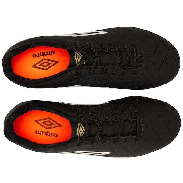 Tênis de futebol Umbro Neo Striker Orbit adulto, preto com detalhes em laranja e borracha.