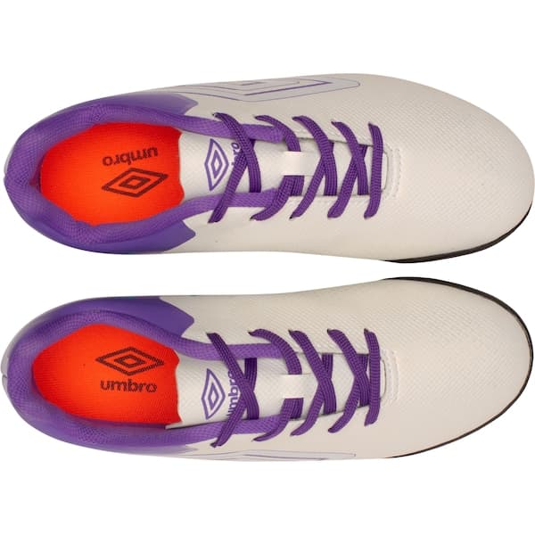 Par de Chuteiras Society Infantil Umbro Adamant Top Speed, branco e roxo, com sola preta.