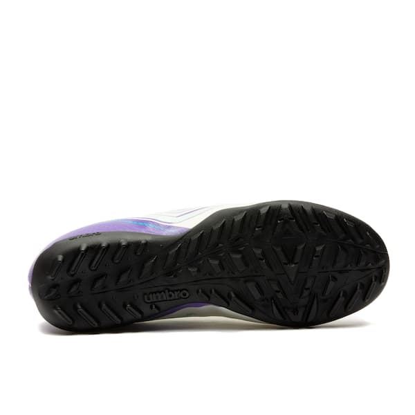Detalhe da sola preta da Chuteira Society Infantil Umbro Adamant Top Speed, branco e roxo.