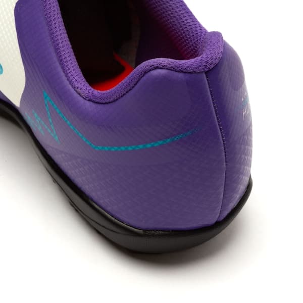 Detalhe interno da Chuteira Society Infantil Umbro Adamant Top Speed, branco e roxo, com sola preta.