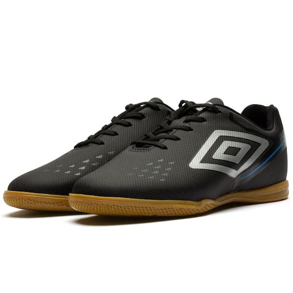 Chuteira Futsal Infantil Umbro Adamant Top Speed, preta com detalhes em azul e branco