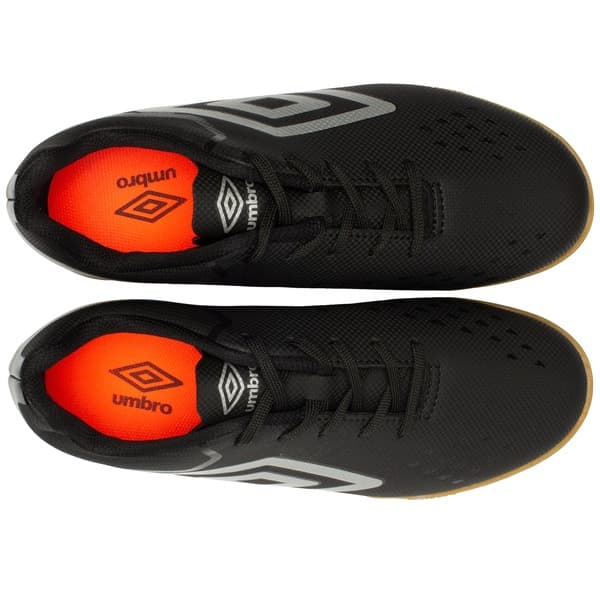 Tênis Umbro Adamant Top Speed para futsal infantil, preto, cinza e laranja, com sola marrom.