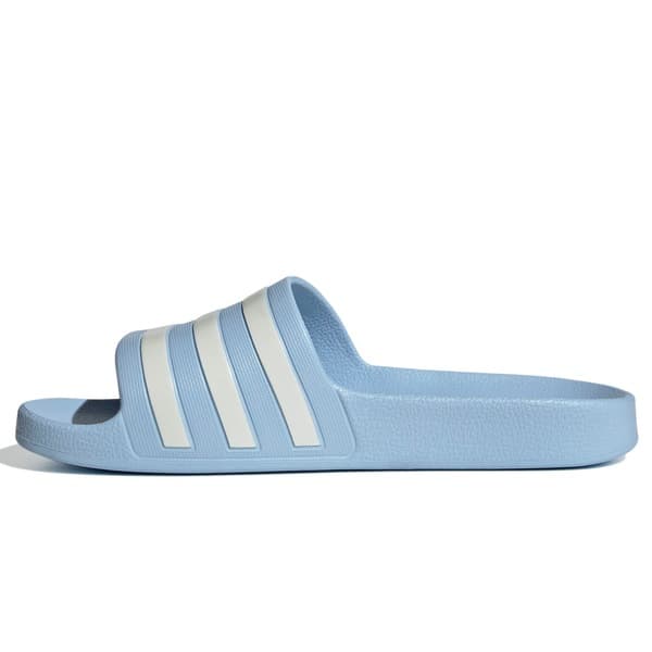 Adidas Adilette Aqua Slide Unissex azul claro com sola branca e três listras brancas.