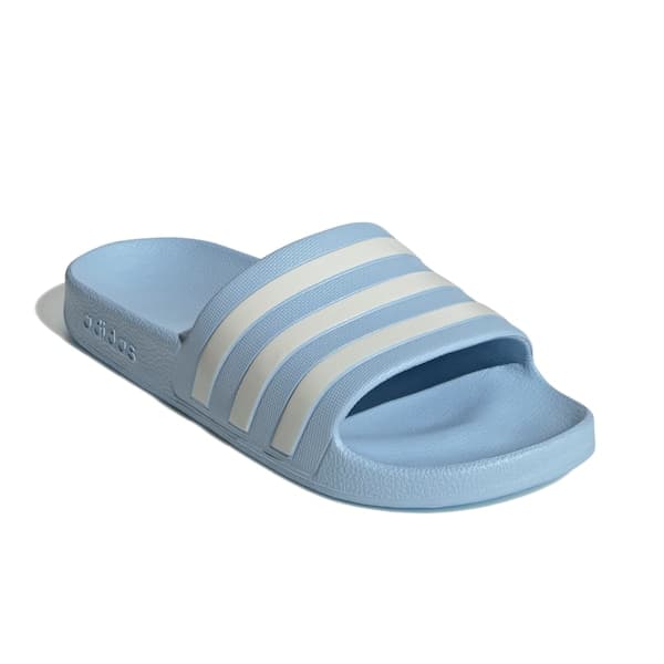 Adidas Adilette Aqua Slide Unissex azul claro com três listras brancas e logo Adidas.