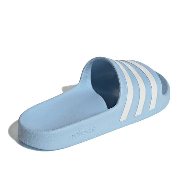 Adidas Adilette Aqua Slide Unissex azul claro com três listras brancas e sola branca.