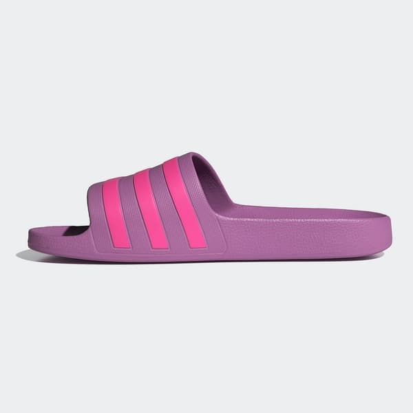 Chinelo slide adidas Adilette Aqua roxo com faixas rosa e cinza