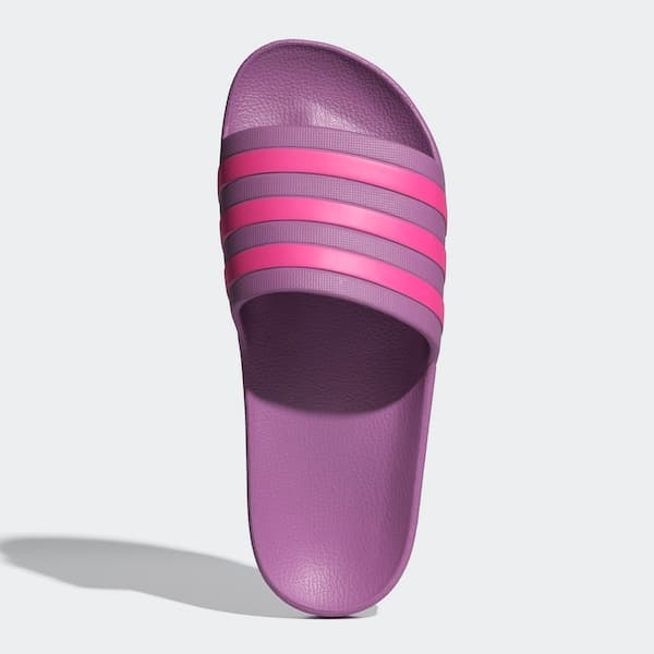 Detalhe lateral da Adidas Adilette Aqua Slide Sandal Unissex em violeta e rosa.