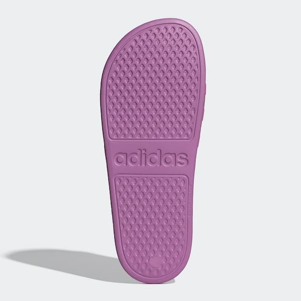 Sola da Adidas Adilette Aqua Slide Sandal Unissex em violeta com logo Adidas.