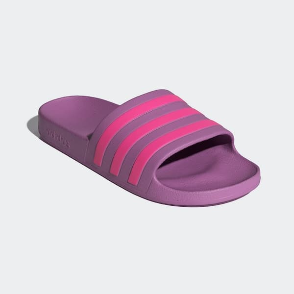 Vista frontal da Adidas Adilette Aqua Slide Sandal Unissex em violeta e rosa.