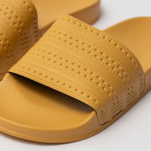 Chinelos adidas Originals Adilette amarelos com sola plana e tira larga